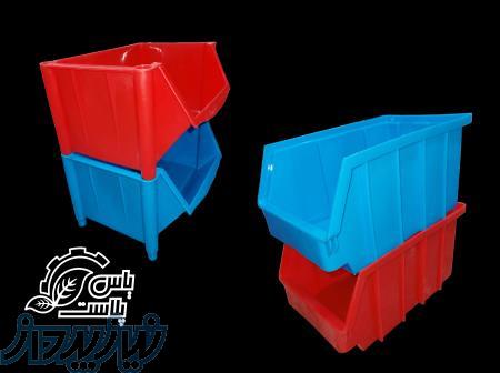 جعبه ابزاری کوچک و پالت پیچ و مهره 