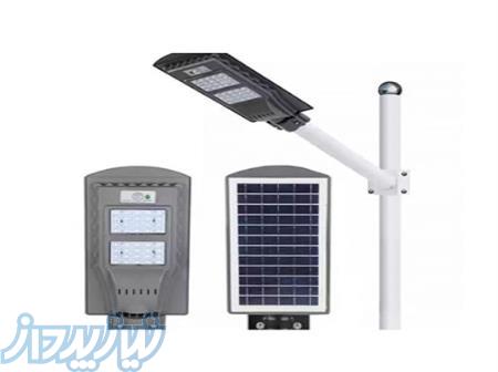 چراغ خیابانی پشت پنل خورشیدی 