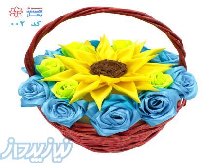 سبد حصیری سرخ با گل های رز و آفتاب گردان ، کد 002 