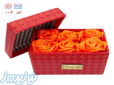 جعبه سورپرایز چرمی قرمز با گل های نارنجی - کد 006 