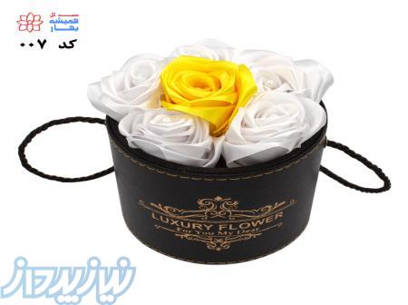 باکس گل چرمی مشکی با گل ساتنی سفید و زرد - کد 007 