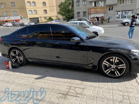 نصب شیشه دودی در محل 