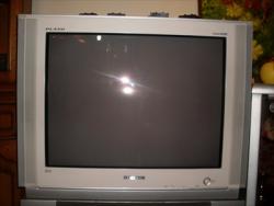 یک دستگاه تلویزیون 29 اینچ با میزش