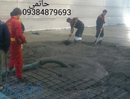 بتن ریزی محوطه و کف سازی بتنی پارکینگ سوله سالن پمپ بنزین با ماله موتوری پروانه ای برقی 