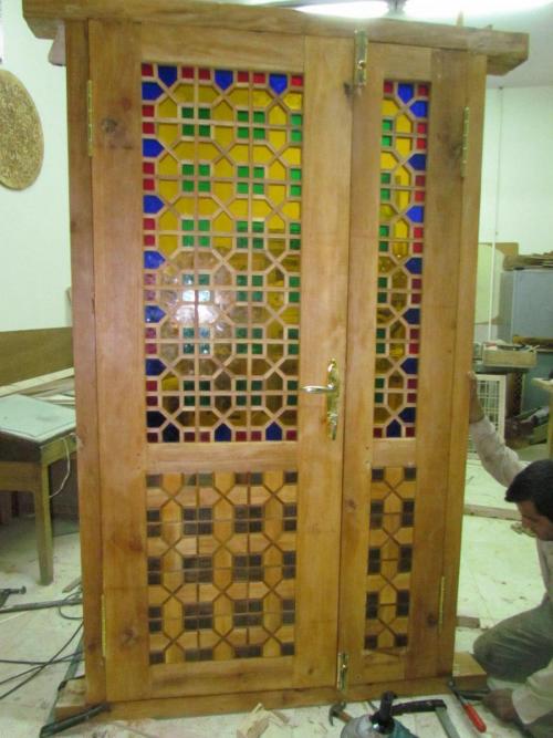 گره چینی سنتی اسلیمی شیشه رنگی روی درب و پنجره و چوب 